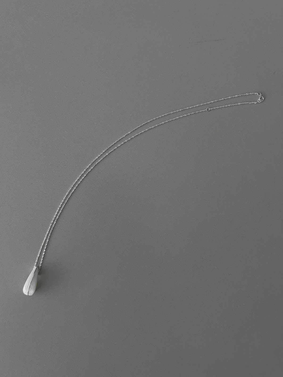 CURVE PENDANT NECKLACE [IVORY]