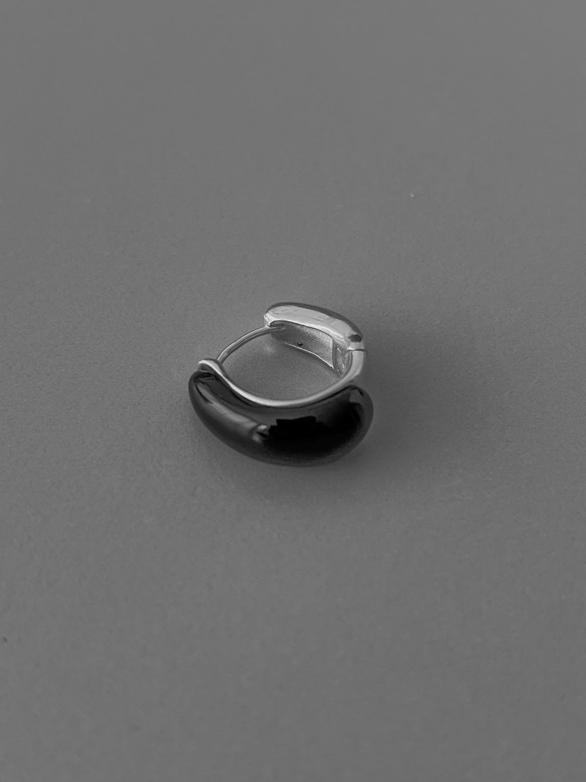 PETITE HOOP EARRINGS [BLACK]