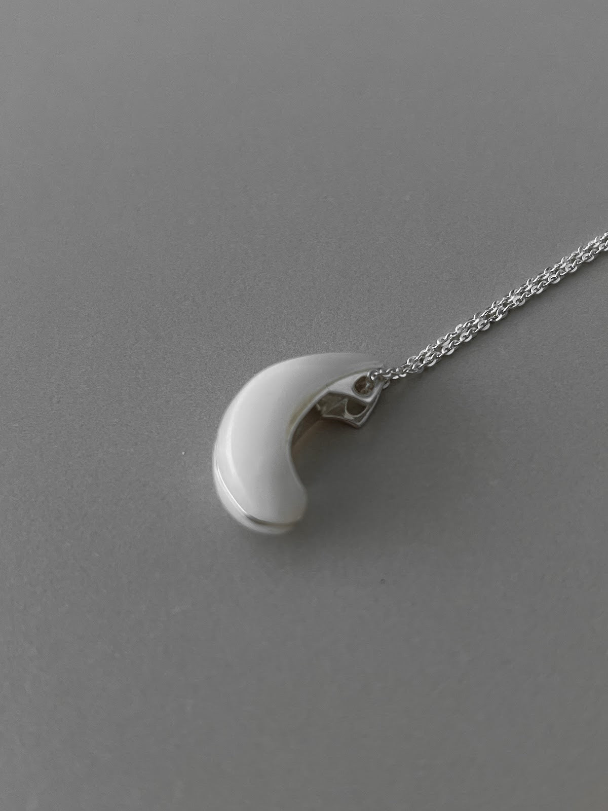 CURVE PENDANT NECKLACE [IVORY]