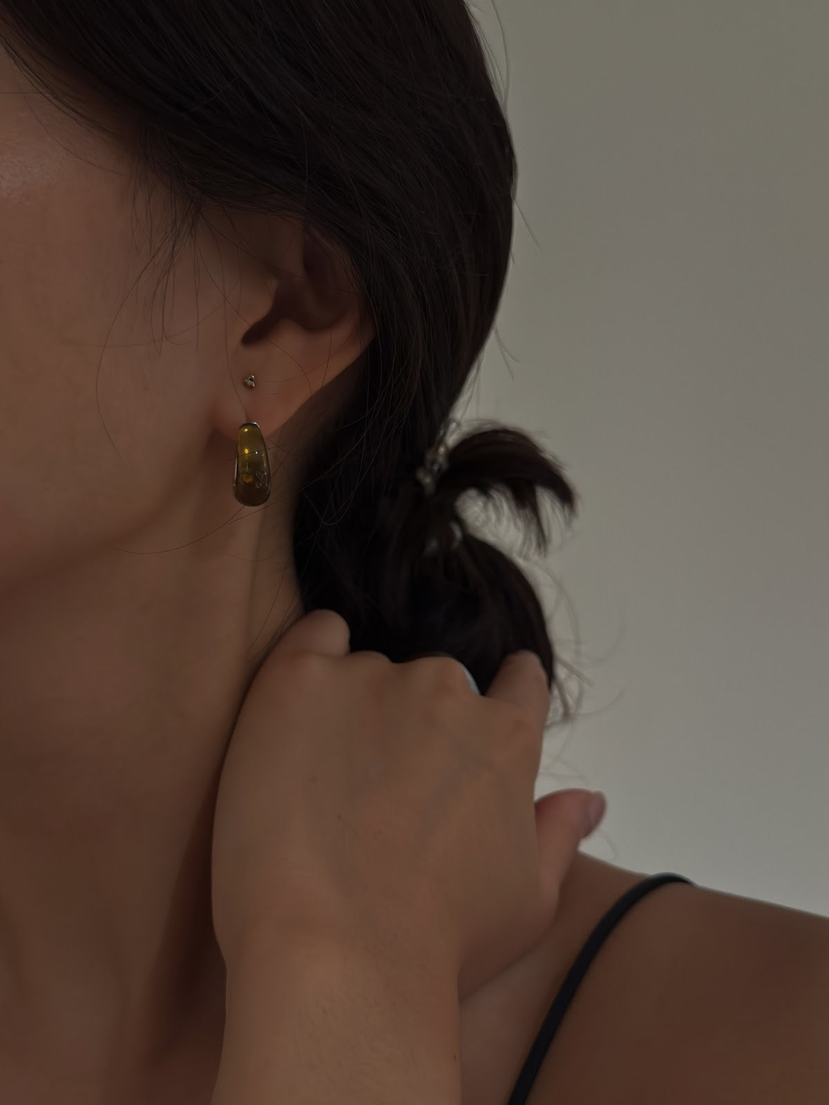 PETITE HOOP EARRINGS [BROWN]