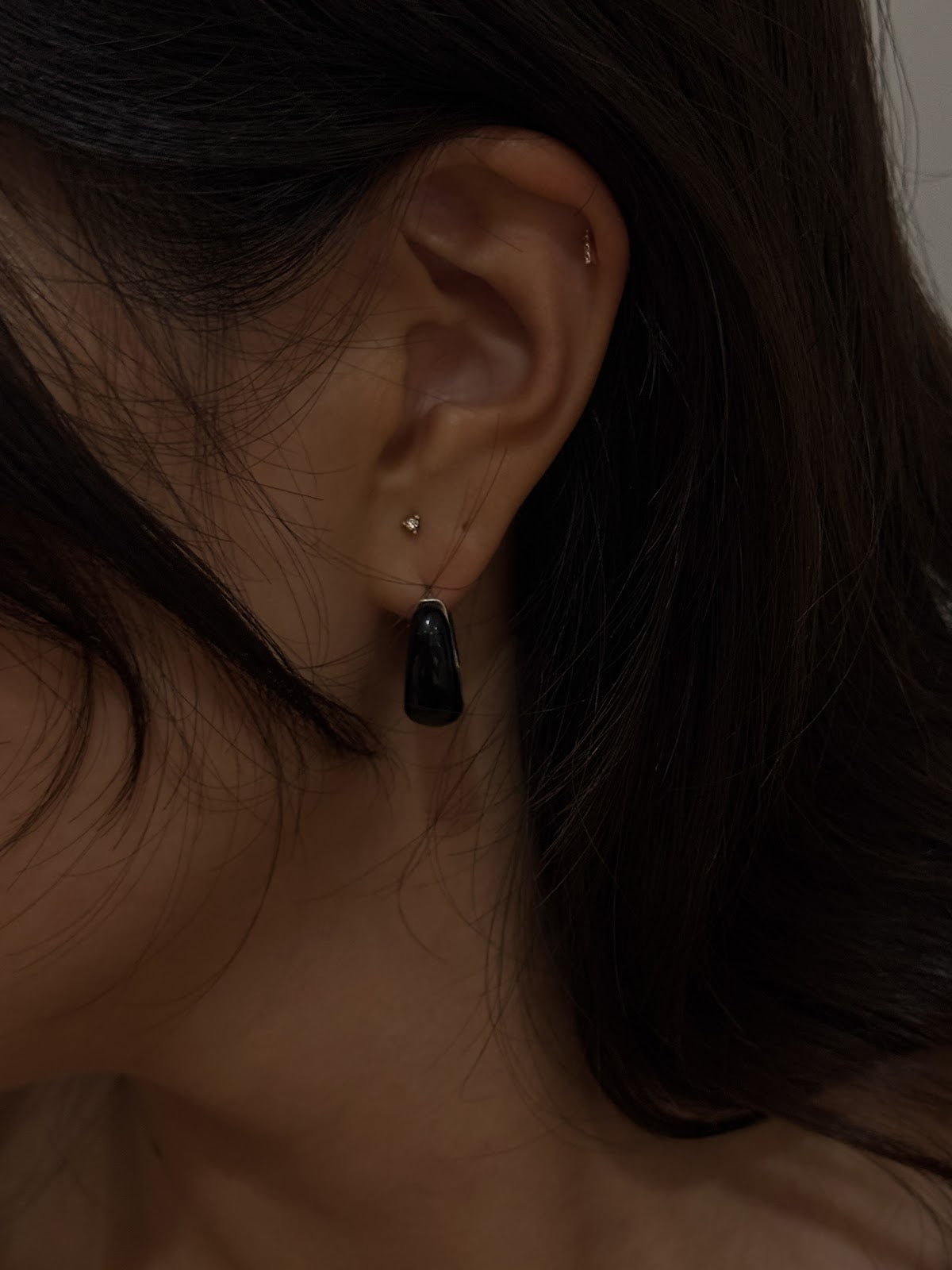PETITE HOOP EARRINGS [BLACK]