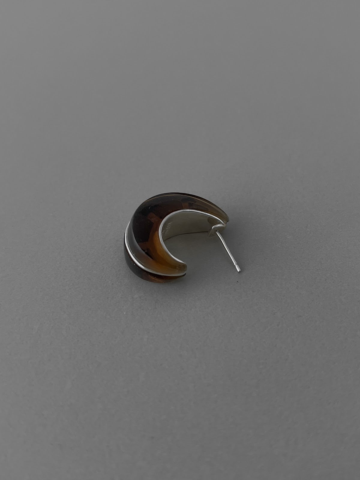 CURVE HOOP EARRINGS [BROWN]