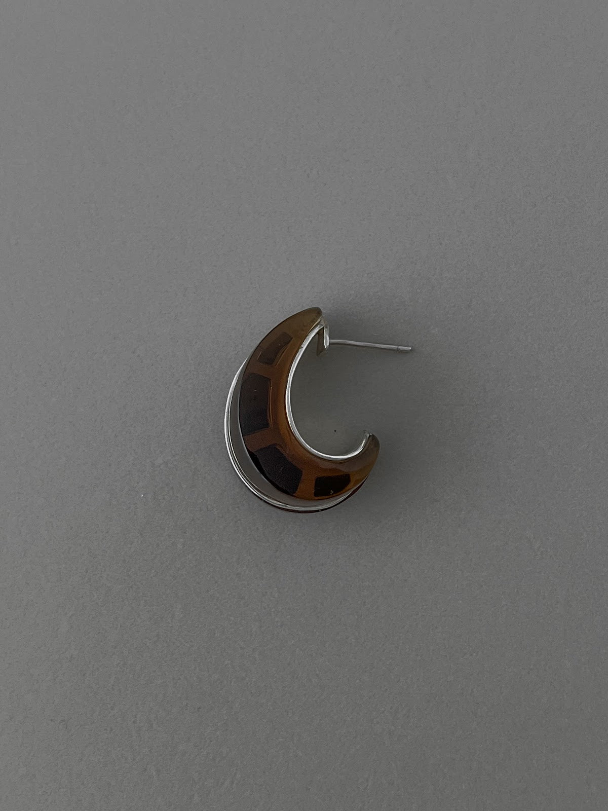 CURVE HOOP EARRINGS [BROWN]