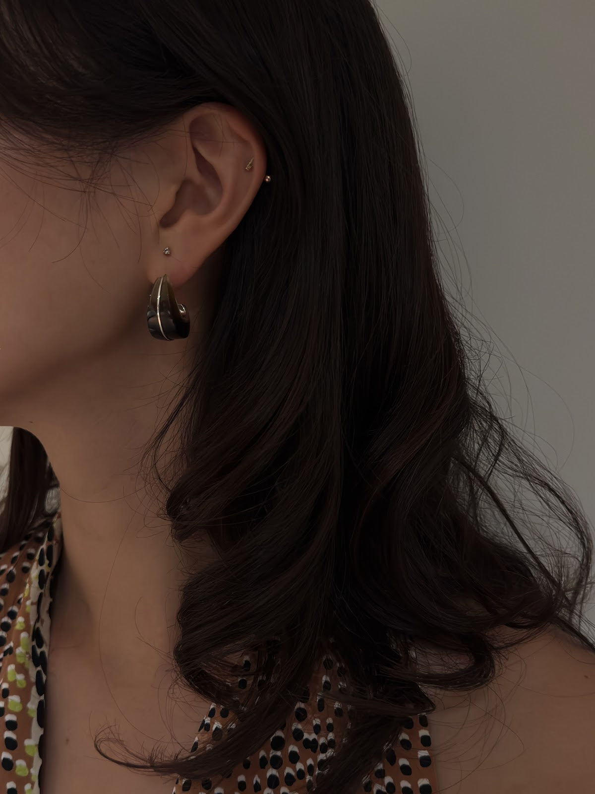 CURVE HOOP EARRINGS [BROWN]