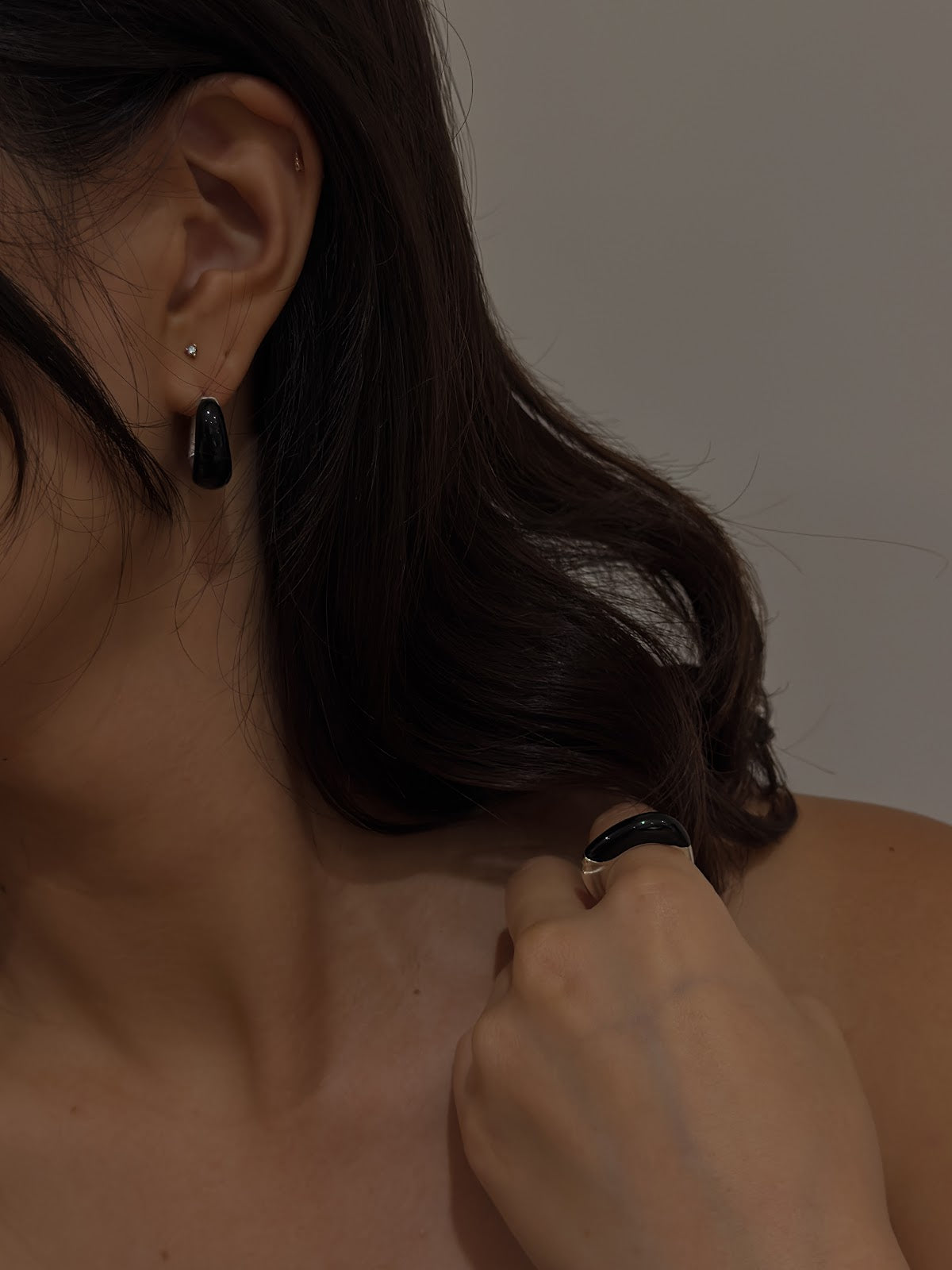 PETITE HOOP EARRINGS [BLACK]