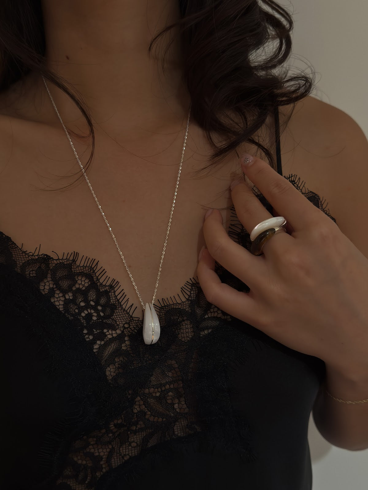 CURVE PENDANT NECKLACE [IVORY]