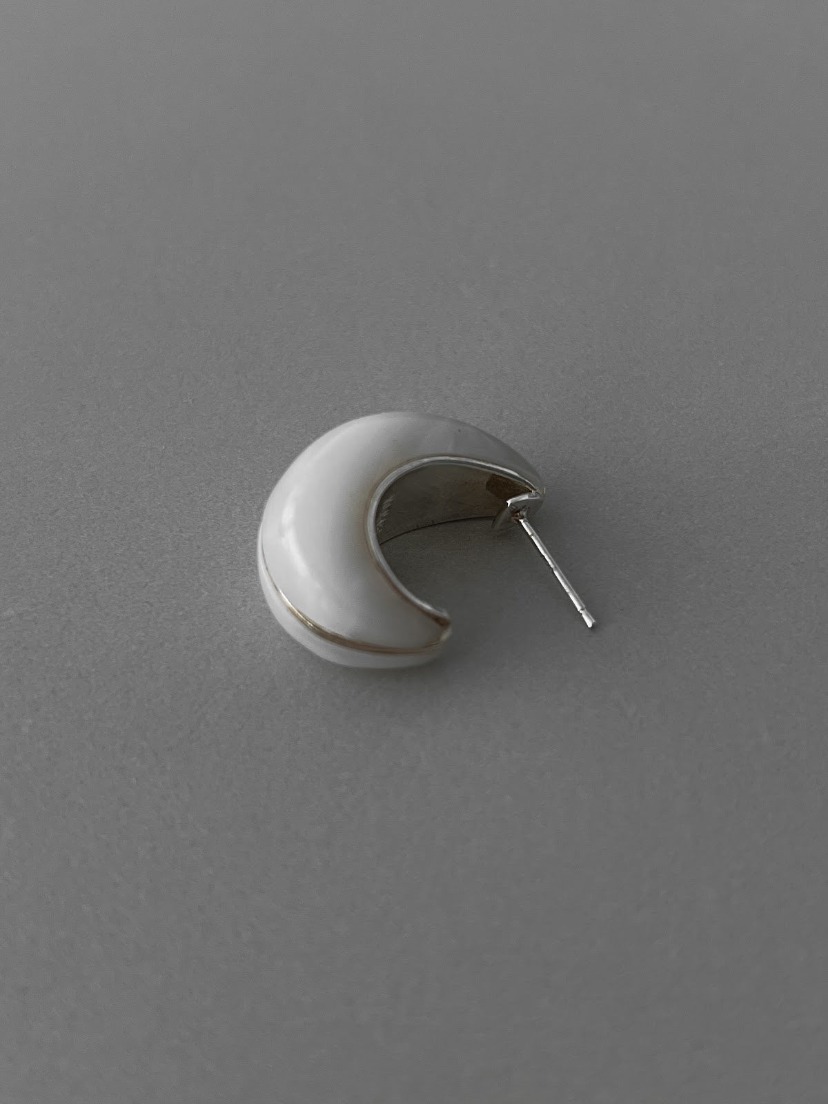 CURVE HOOP EARRINGS [IVORY]