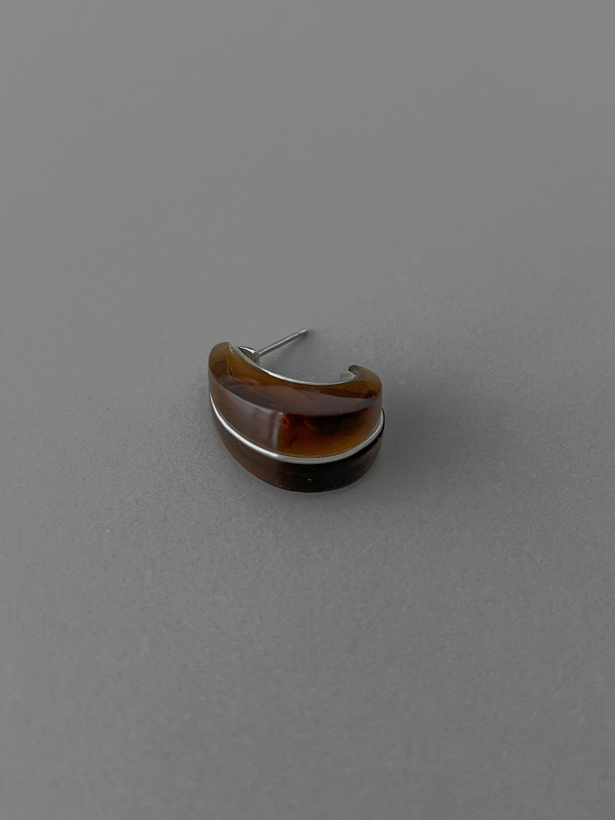 CURVE HOOP EARRINGS [BROWN]