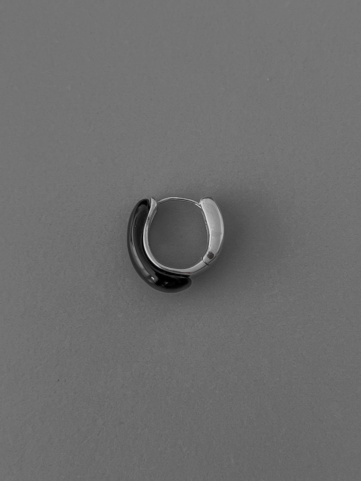 PETITE HOOP EARRINGS [BLACK]
