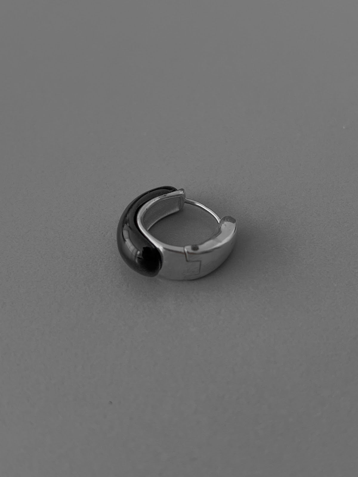 PETITE HOOP EARRINGS [BLACK]