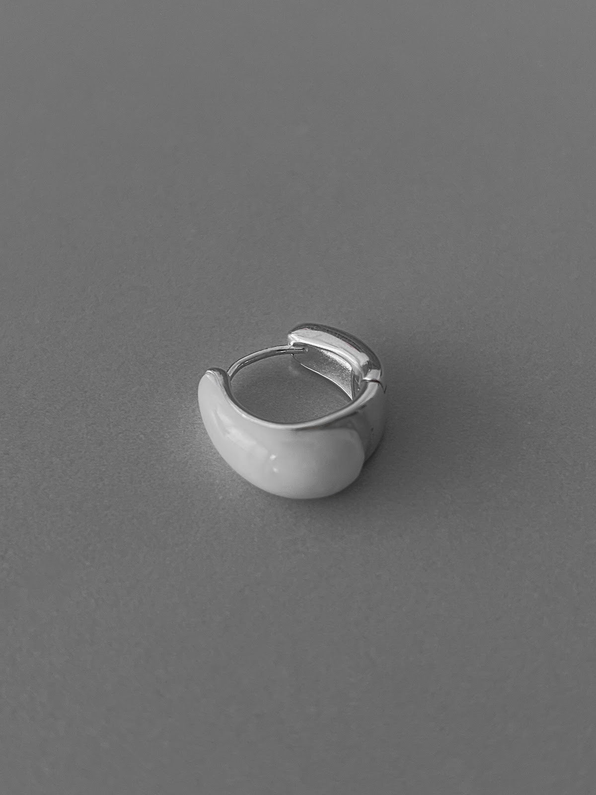 PETITE HOOP EARRINGS [IVORY]