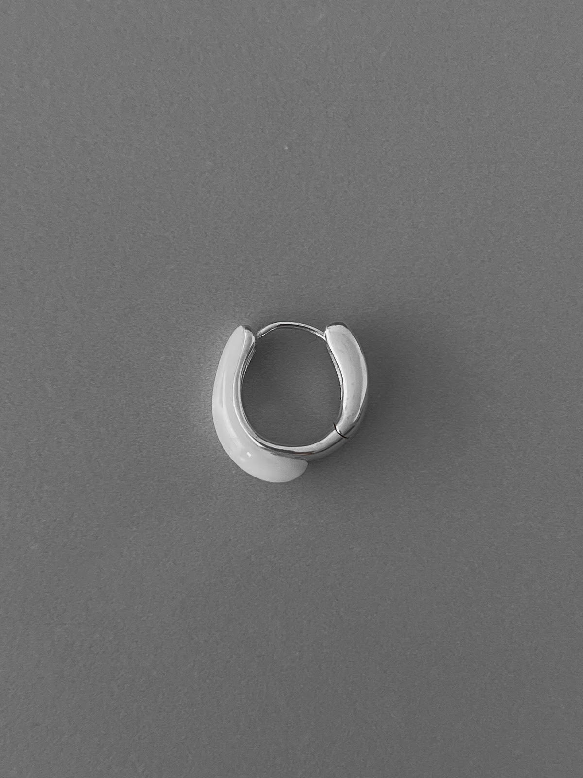 PETITE HOOP EARRINGS [IVORY]