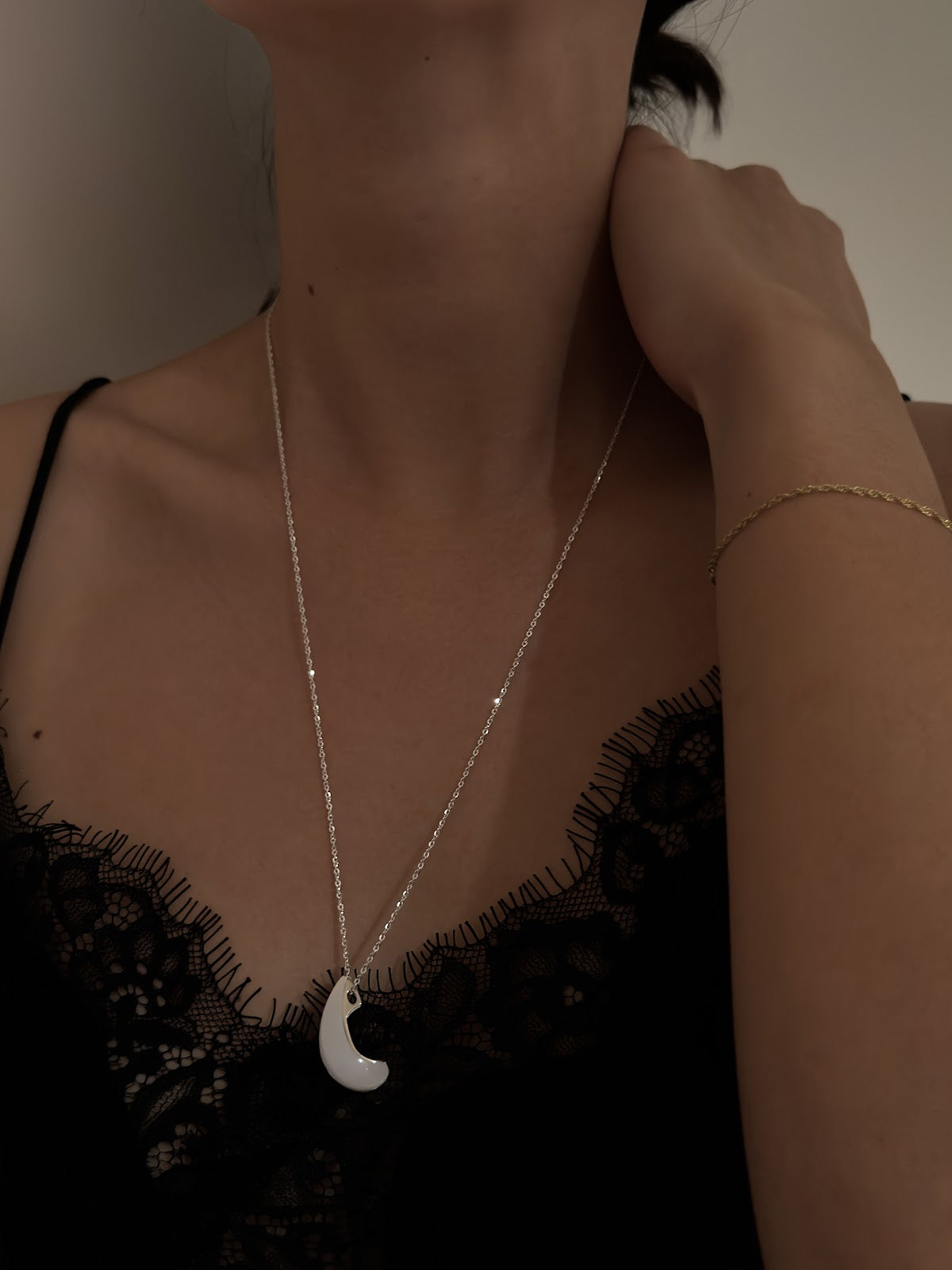 CURVE PENDANT NECKLACE [IVORY]