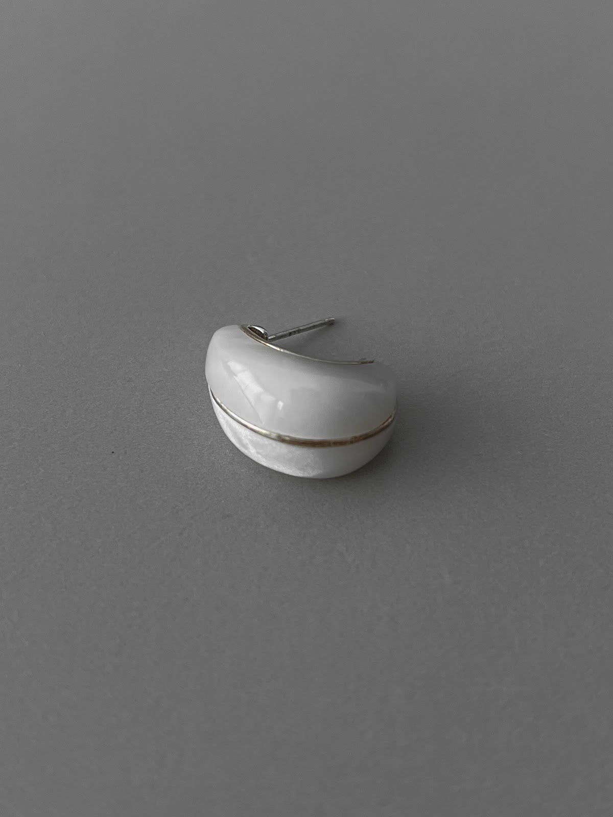 CURVE HOOP EARRINGS [IVORY]