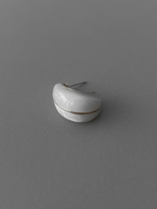 CURVE HOOP EARRINGS [IVORY]