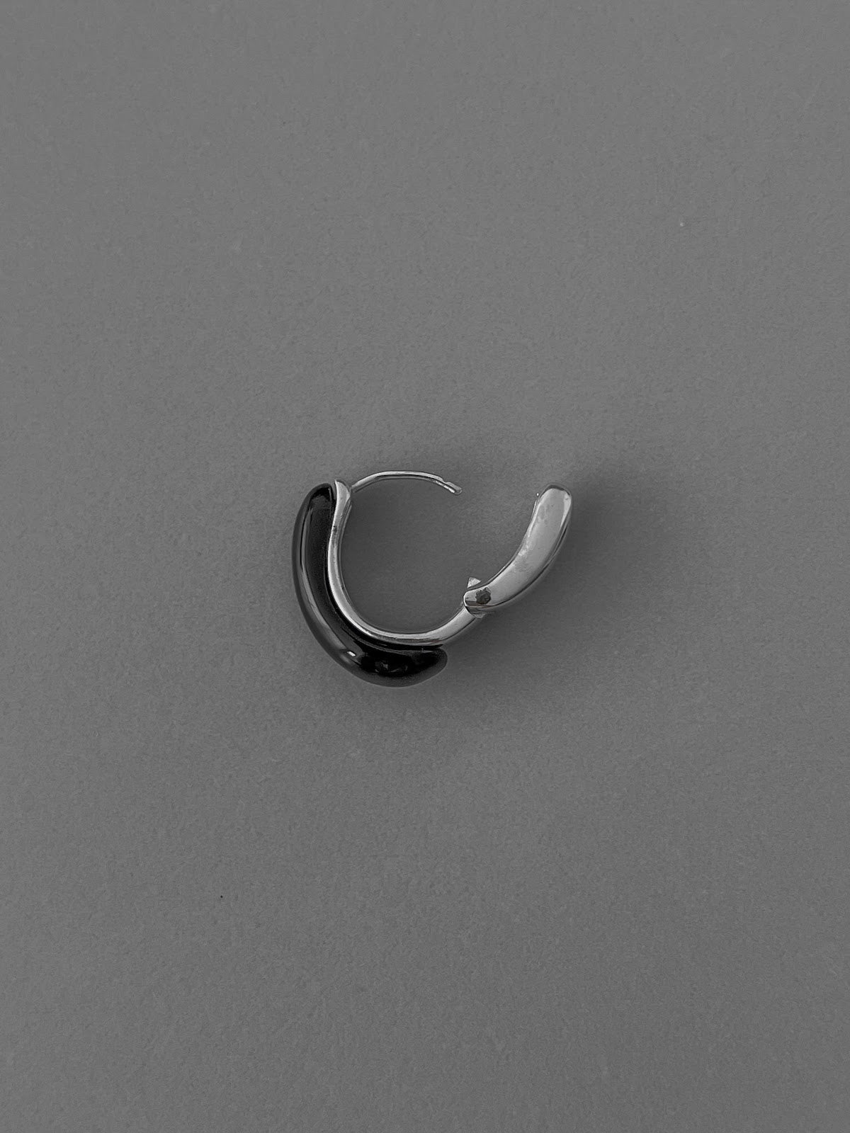 PETITE HOOP EARRINGS [BLACK]