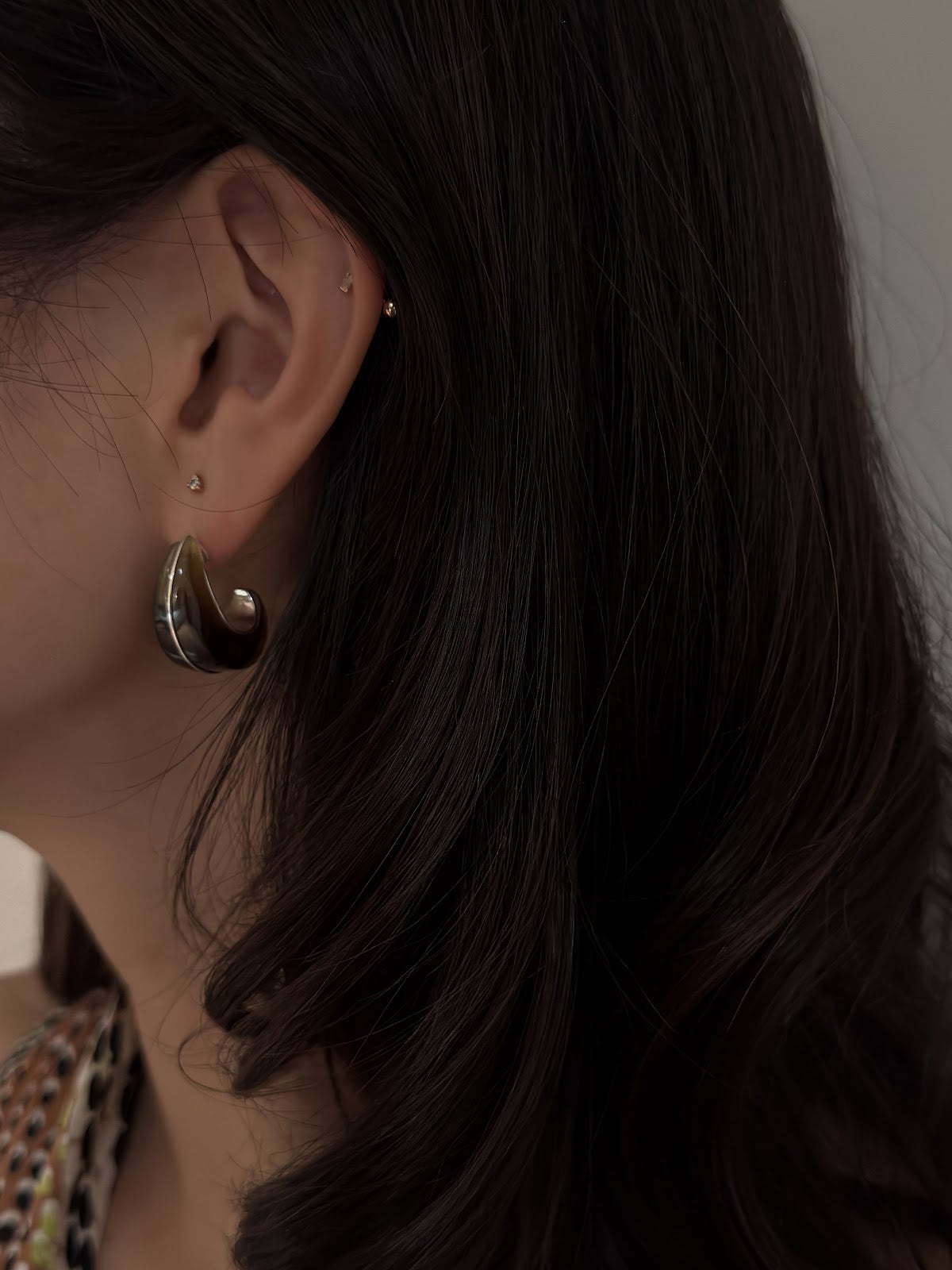 CURVE HOOP EARRINGS [BROWN]