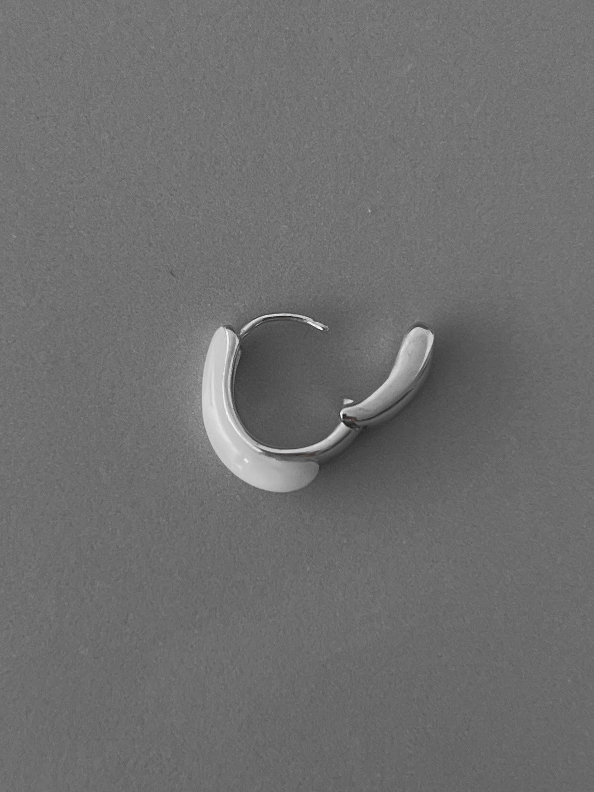 PETITE HOOP EARRINGS [IVORY]