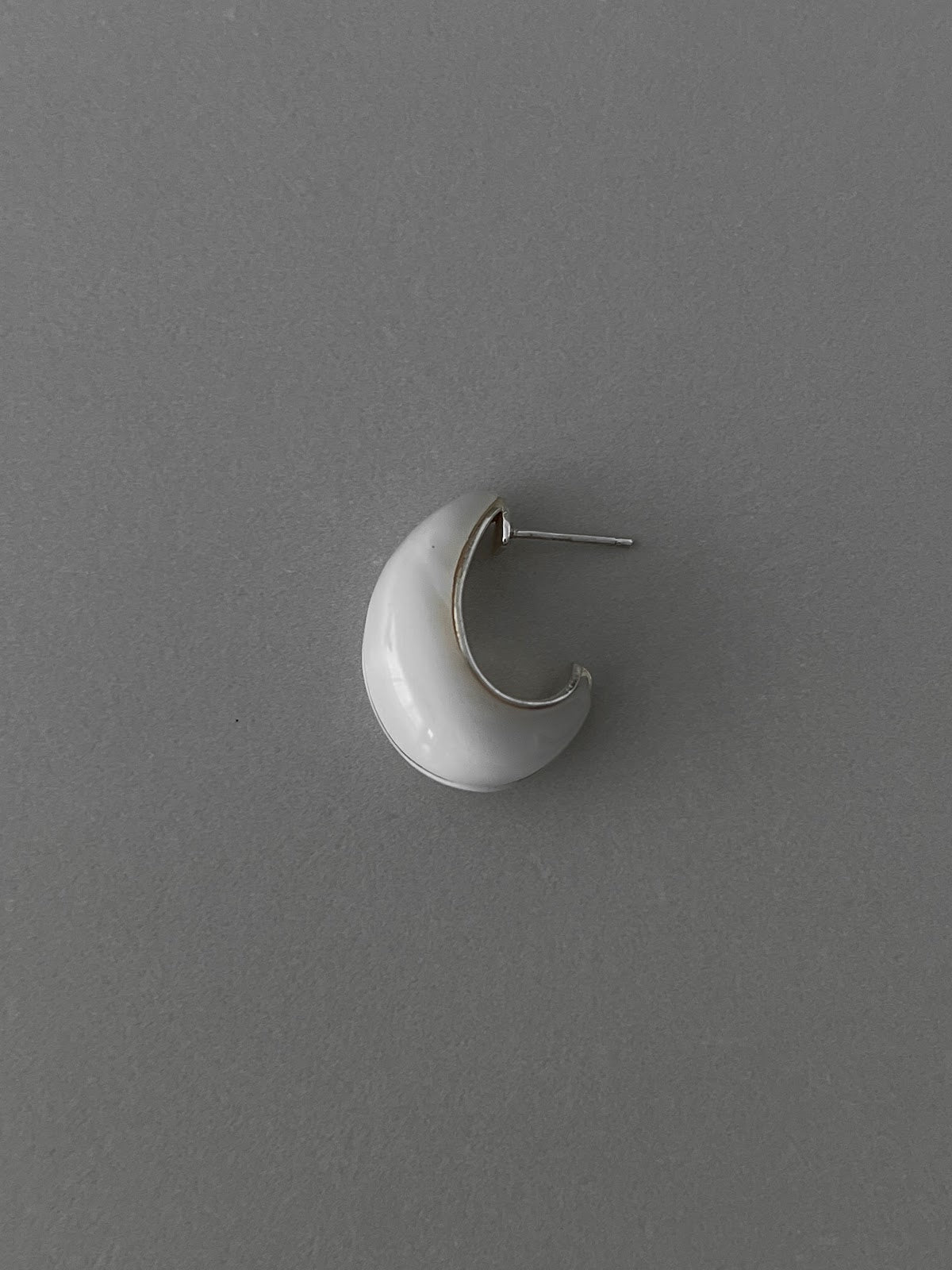 CURVE HOOP EARRINGS [IVORY]