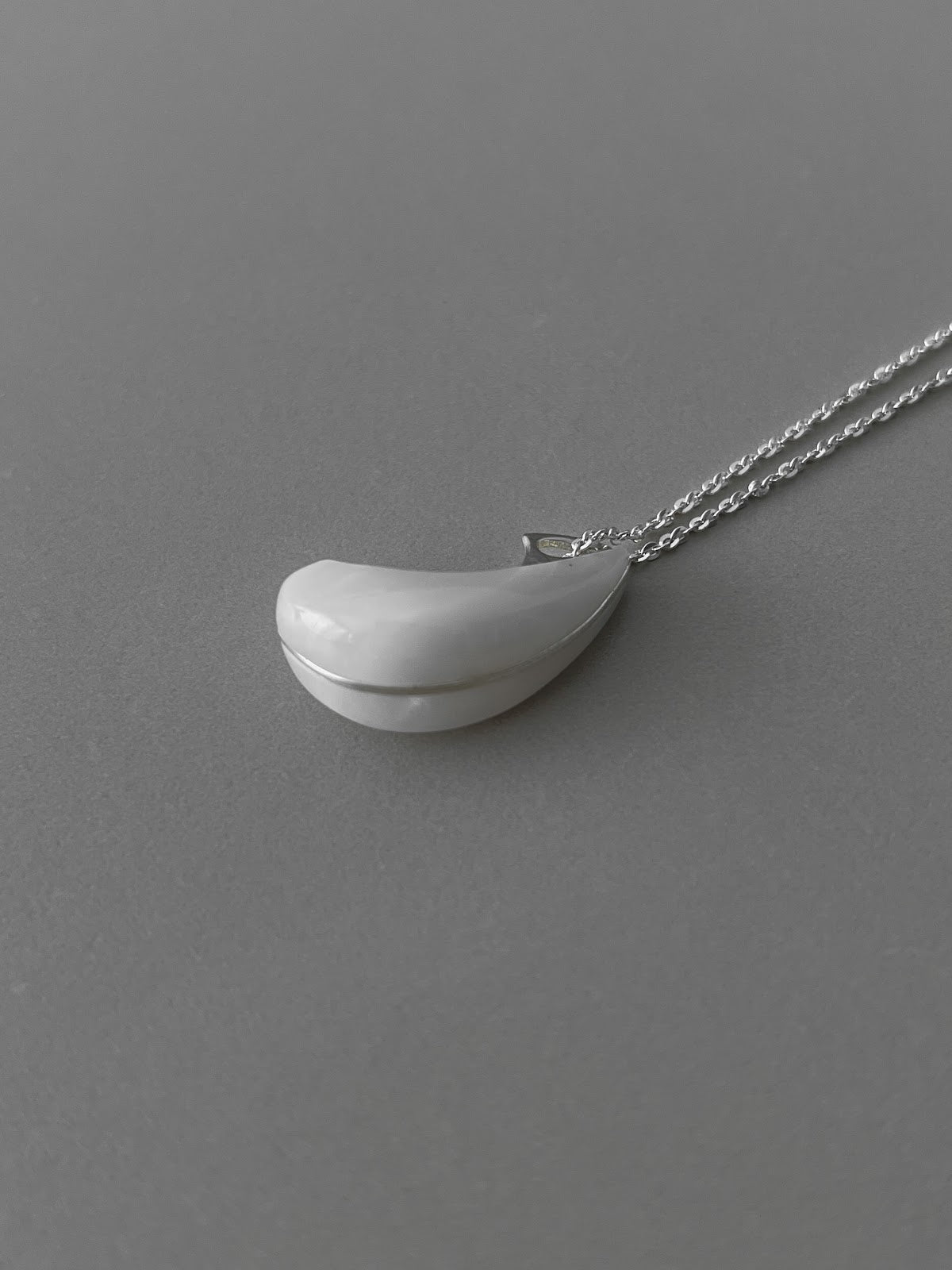 CURVE PENDANT NECKLACE [IVORY]