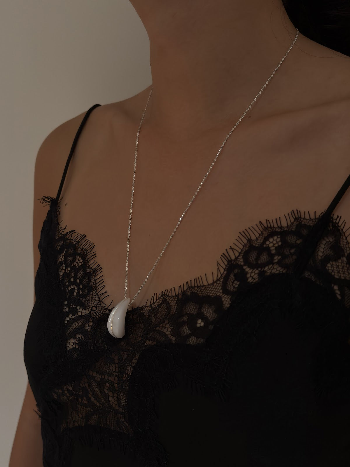 CURVE PENDANT NECKLACE [IVORY]