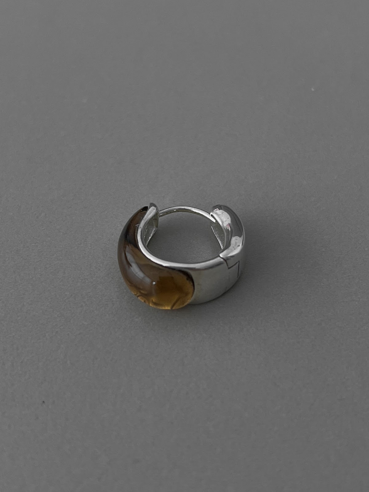 PETITE HOOP EARRINGS [BROWN]
