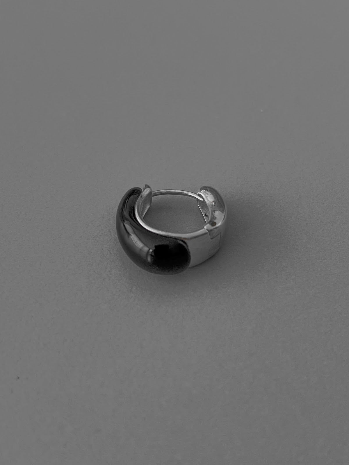 PETITE HOOP EARRINGS [BLACK]