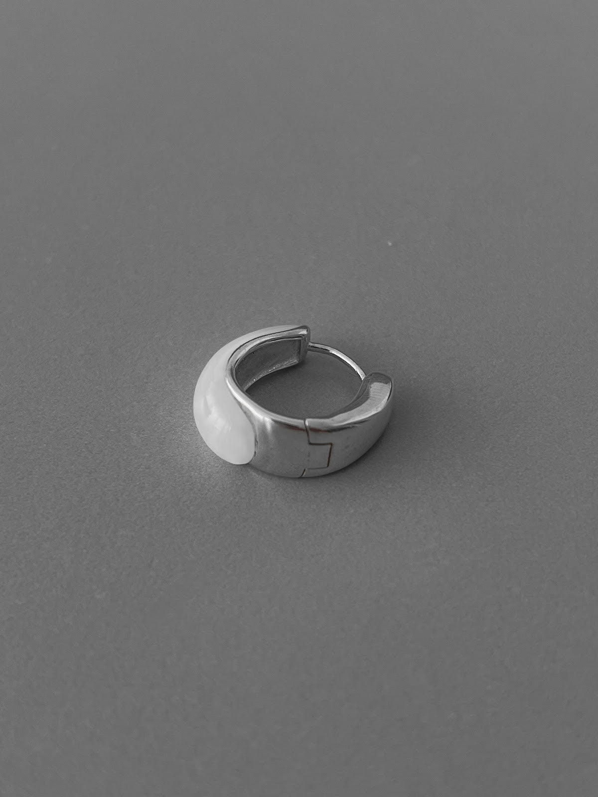 PETITE HOOP EARRINGS [IVORY]