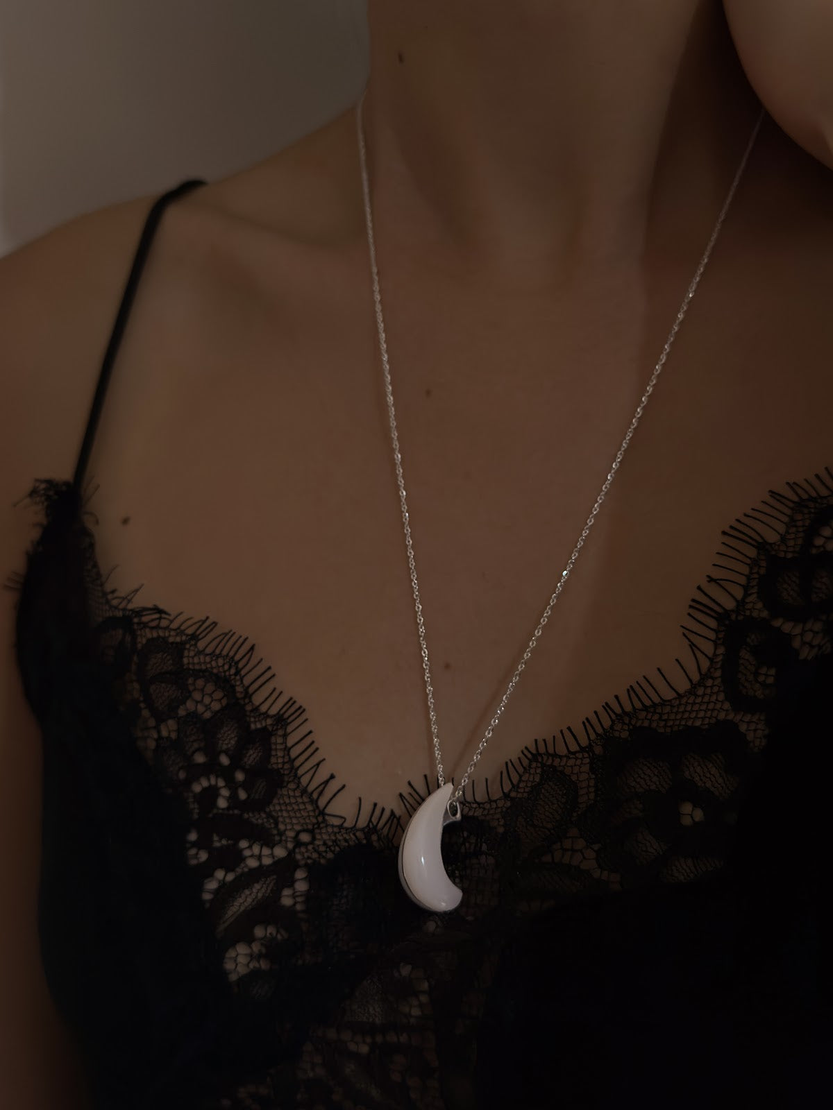 CURVE PENDANT NECKLACE [IVORY]