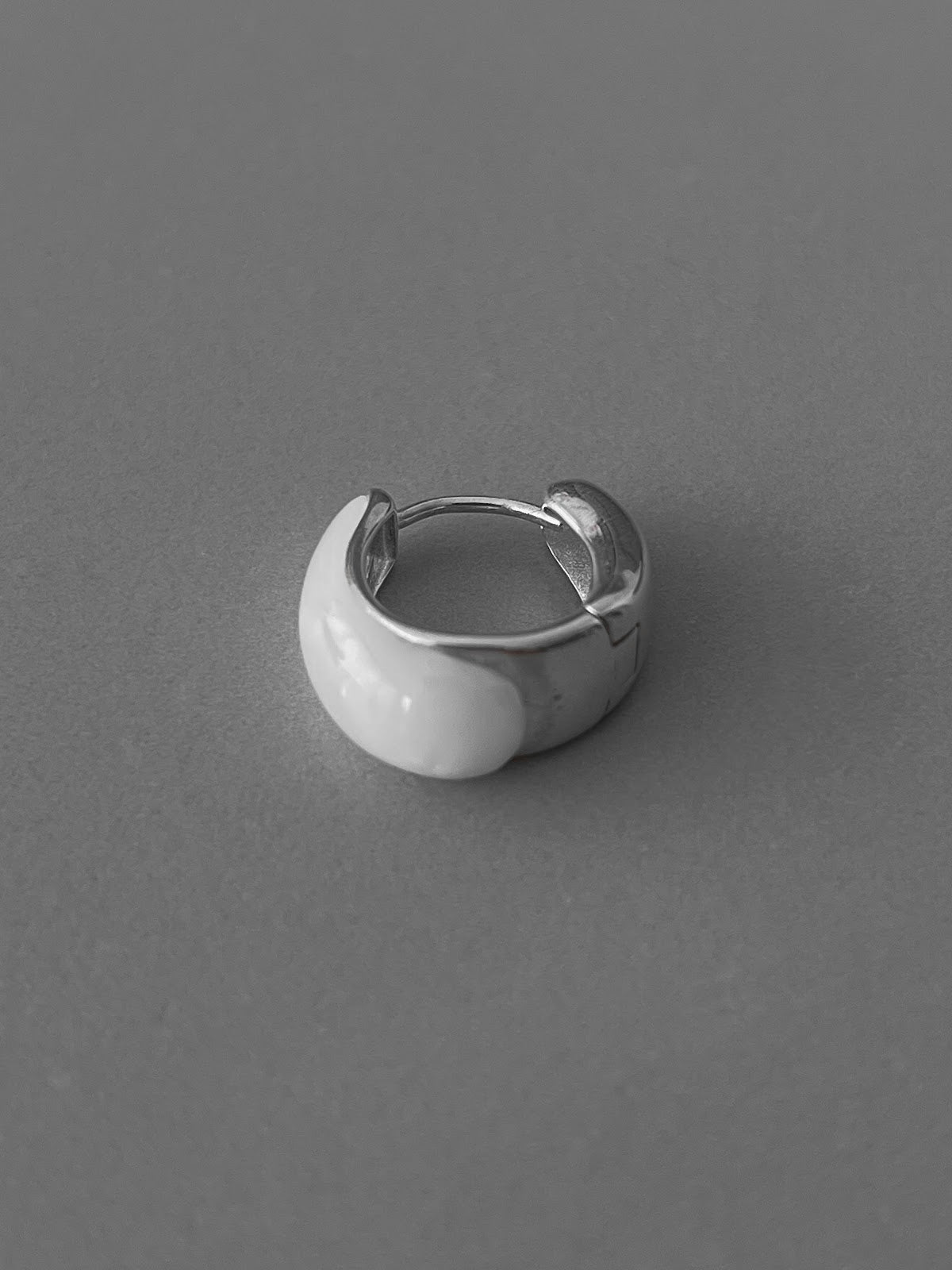 PETITE HOOP EARRINGS [IVORY]